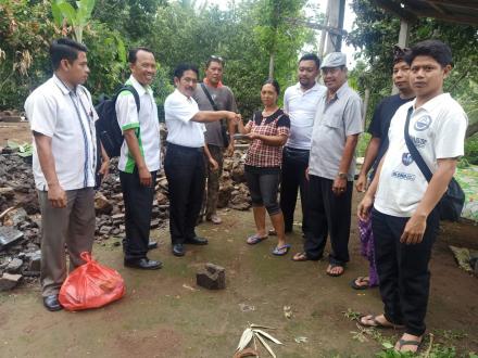 Pemerintah Desa, BUMDesa Tajun, dan Yayasan SBA Indonesia Berikan Bantuan ke Korban Kebakaran Rumah